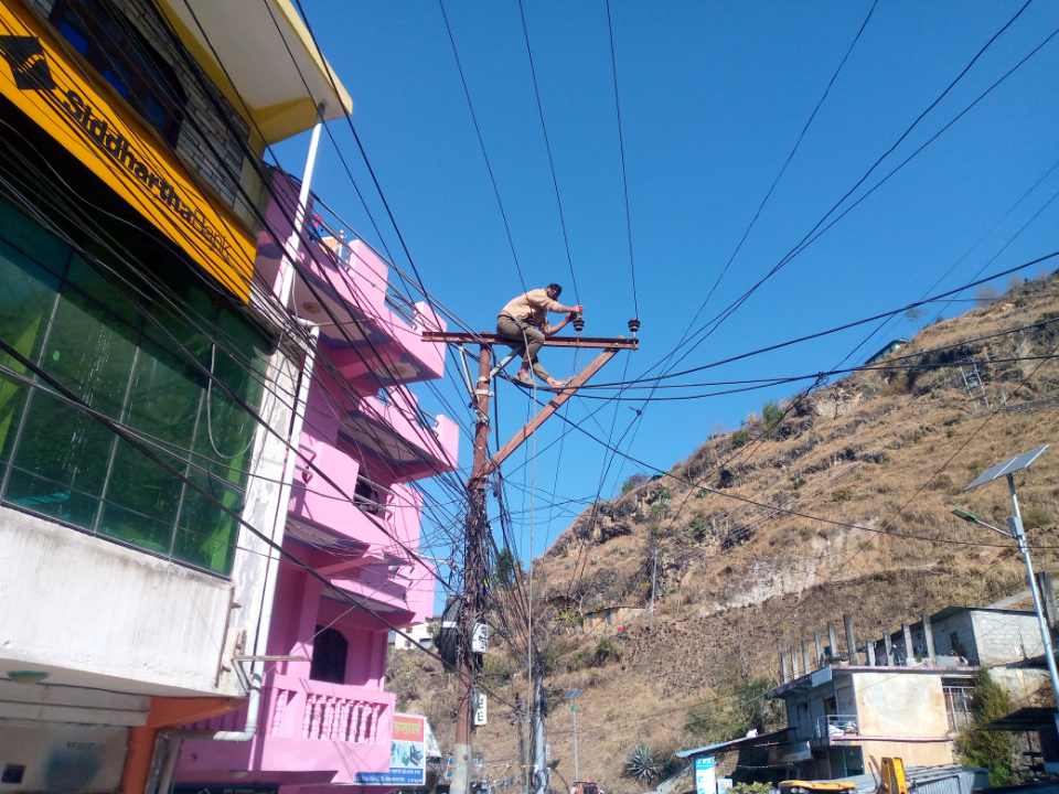 रुकुम पश्चिममा विद्युत् लाइनमा नाङ्गो तार विस्थापित गरिँदै 