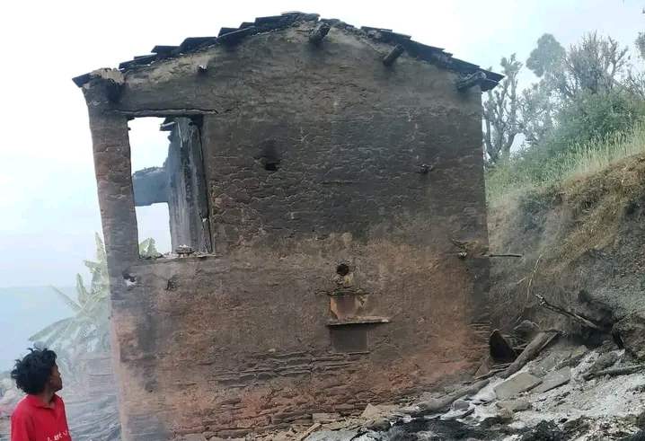 चौरजहारीमा ९ मा एक घर र गोठ आगोलागिबाट पूर्ण रूपमा ध्वस्त