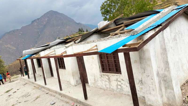 आठबीसकोटमा हावाहुरीले विद्यालय र प्रहरीको भान्सा घरमा क्षती