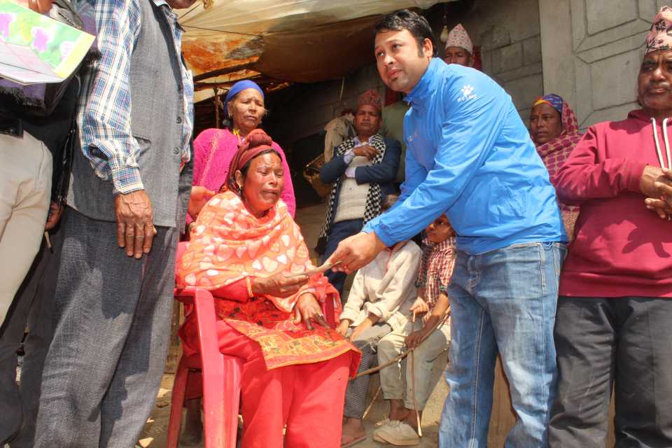 बस दुर्घटनामा निधन भएका पत्रकार बिक्रमको परिवारलाई आर्थिक सहयोग