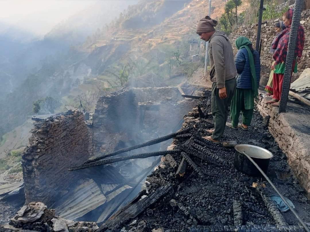 स्यालामा खाद्यान्न तथा किराना पसलमा आगलागी हुँदा ३५ लाखको क्षति 