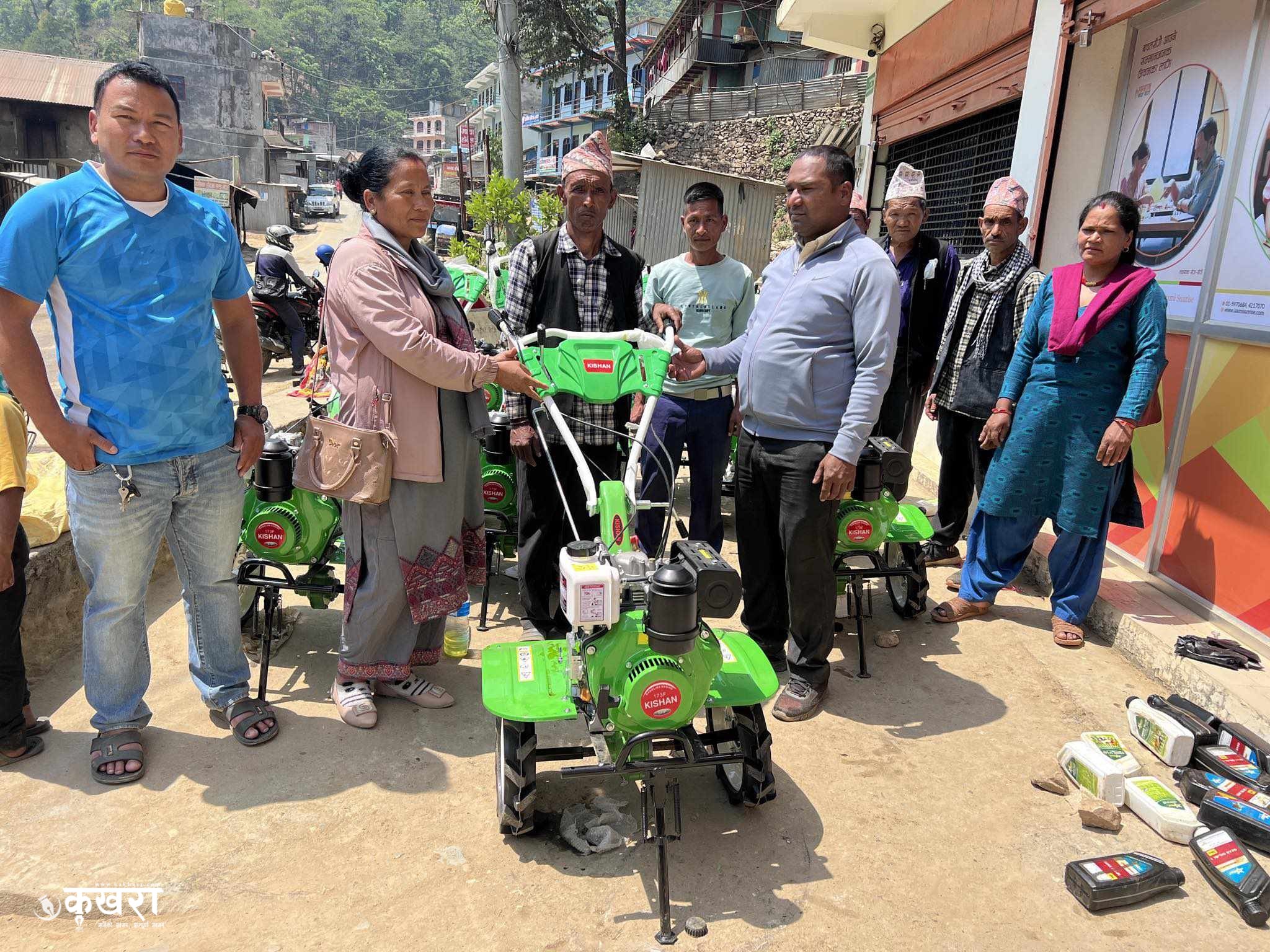 त्रिवेणी कृषि शाखाद्वारा १४ जना कृषकलाई हाते ट्याक्टर वितरण