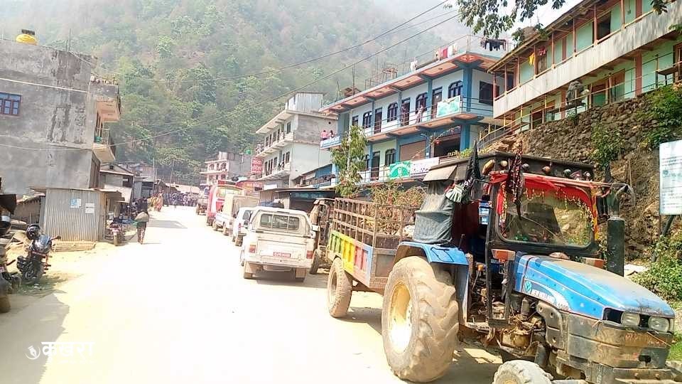 मिनी ट्रकको ठक्करबाट मोटरसाइकल चालकको मृत्यु भएपछि राप्ती राजमार्ग अवरुद्ध