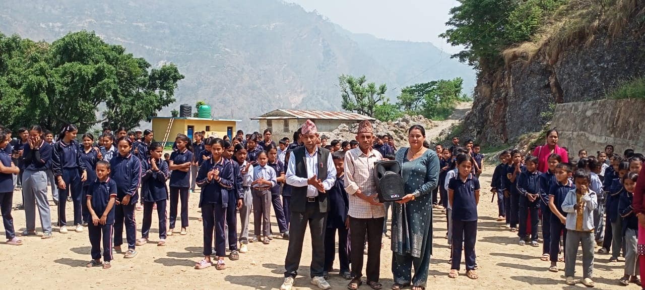 जन्मदिनमा विद्यालयलाई साउन्ड सिस्टम सहयोग 