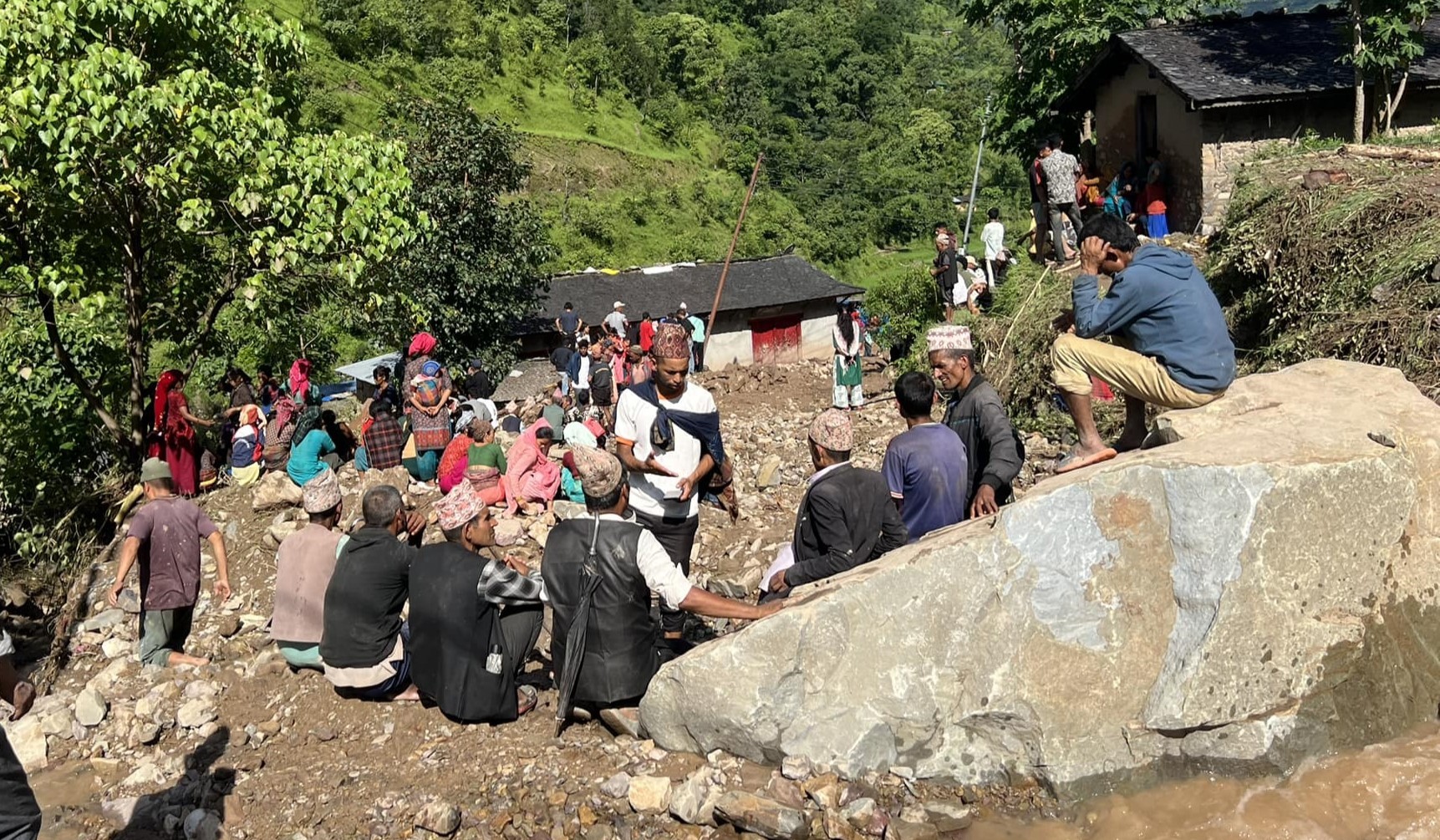 आठबीसकोट बाढी : बगरका स्थानीयलाई सुरक्षित स्थानमा सारियो, यस्तो छ क्षतीको विवरण 