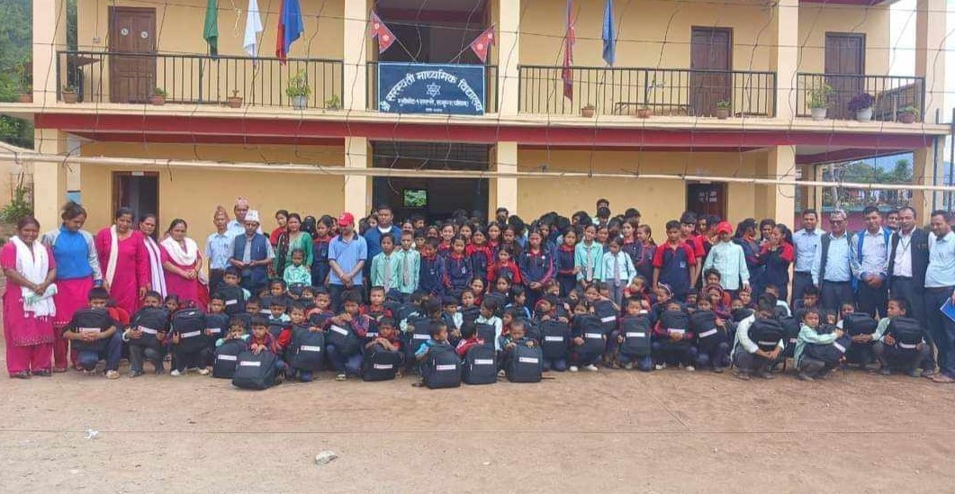 सरस्वती माविका ६१ विद्यार्थीलाई शैक्षिक सामग्री वितरण