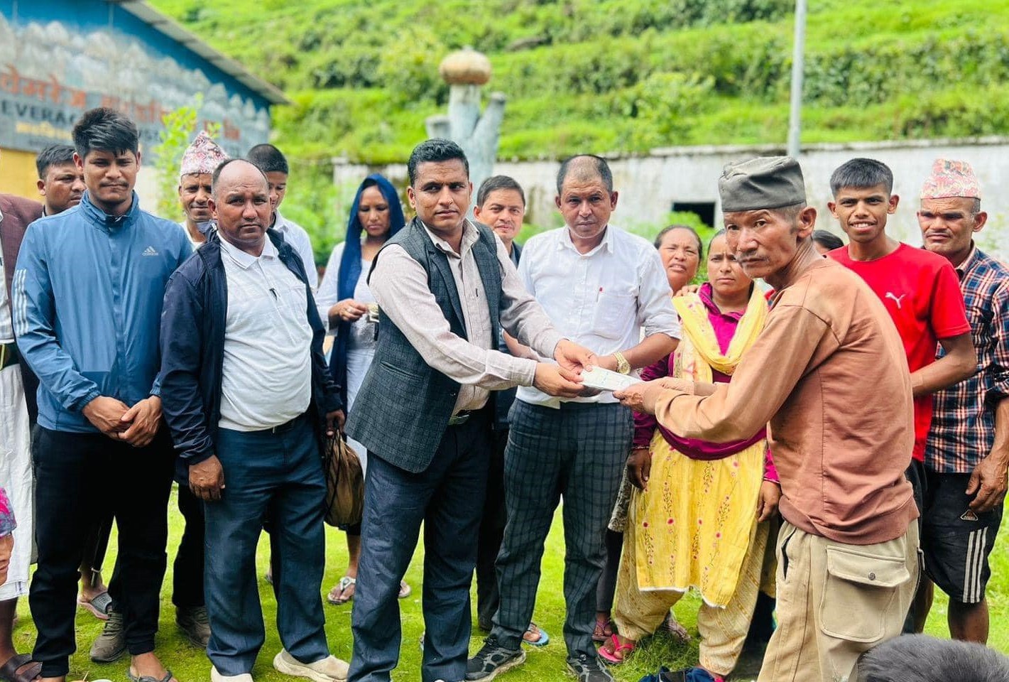 आठबिसकोट  बाढी :  मृतक र बेपत्ताका परिवारलाई नगद सहयोग