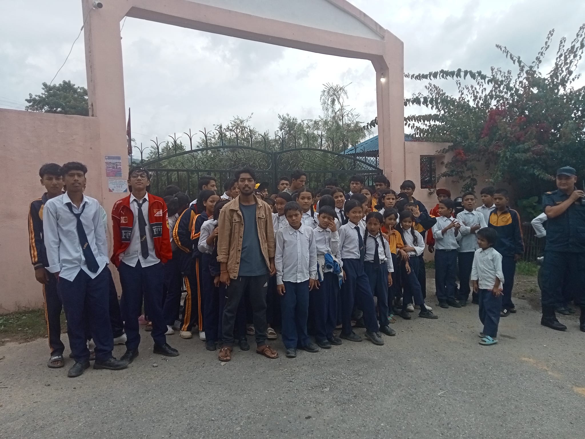 त्रिजमाविको पठनपाठन तत्काल सूचारु गर्न माग गर्दै नगरपालिका पुगे विद्यार्थी