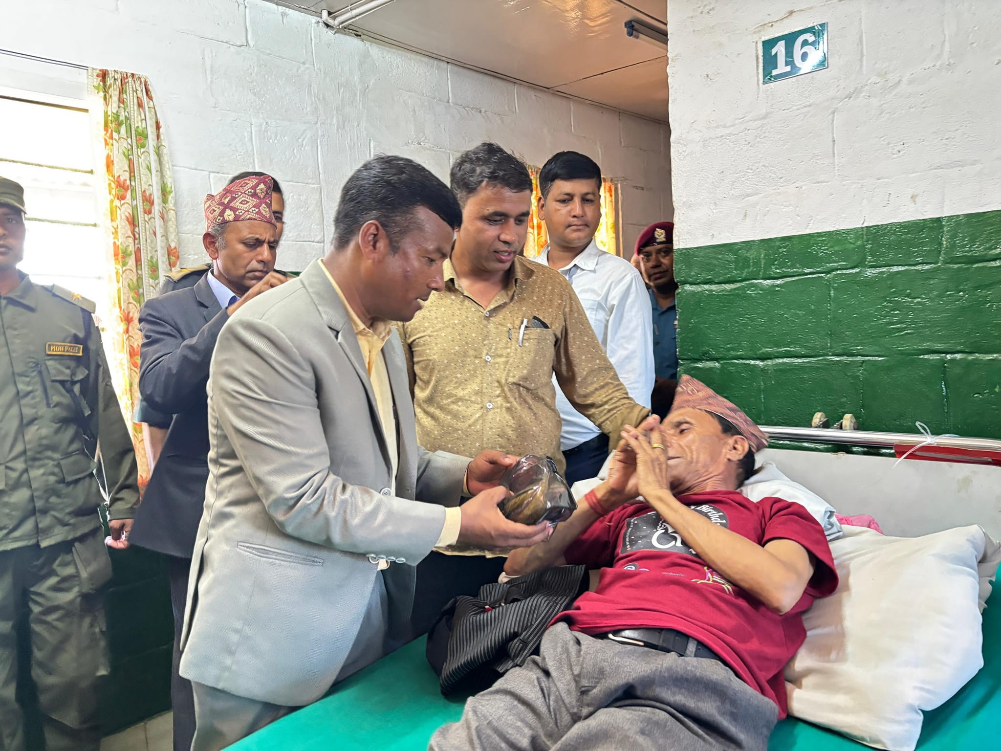 संविधान दिवस : चौरजहारीमा प्रभातफेरी र विरामीलाई फलफुल वितरण