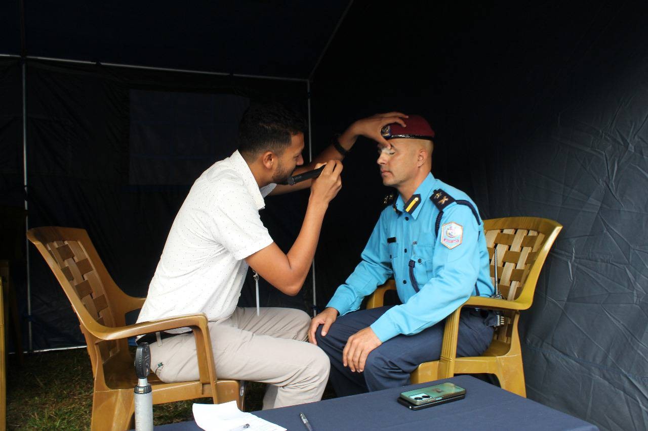 विश्व दृष्टि दिवस : प्रहरी कर्मचारीको निःशुल्क आँखा चेकजाँच