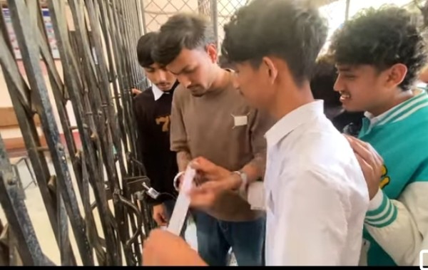 पूर्व विद्यार्थी संघले विद्यालय सुधारको माग गर्दै त्रिजमाविमा लगायो ताला , केके छन् माग ?