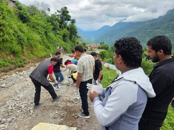 वाइसीयलकाे श्रम तथा उत्पादन अभियान: बाँफिकाेटमा सडक सफाइ