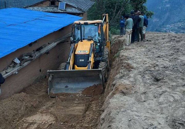 स्थानीयबासी तथा कर्मचारीको सहयोगमा अर्माडाँडामा सडक निर्माण गरिँदै 
