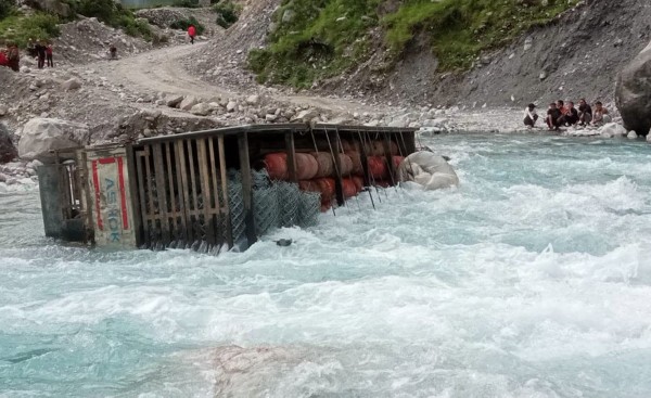 आठविसकोटमा ग्यास सिलिन्डर बोकेको मिनीट्रक खोलामा पल्टियो, चालकसहित तीन जनाको सकुशल उद्धार