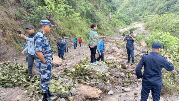 भारी वर्षापछि मध्यपहाडी लोकमार्ग रुकुम खण्ड १२ घण्टा सवारी आवागमन रोक