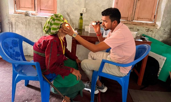 निःशुल्क आँखा शिविरमा १८३ जनाको परीक्षण, १९ जनामा मोतीबिन्दुकाे समस्या
