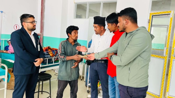 कमलाको उपचारका लागि  संकलन भएको ९८ हजार सहयोग रकम हस्तान्तरण 