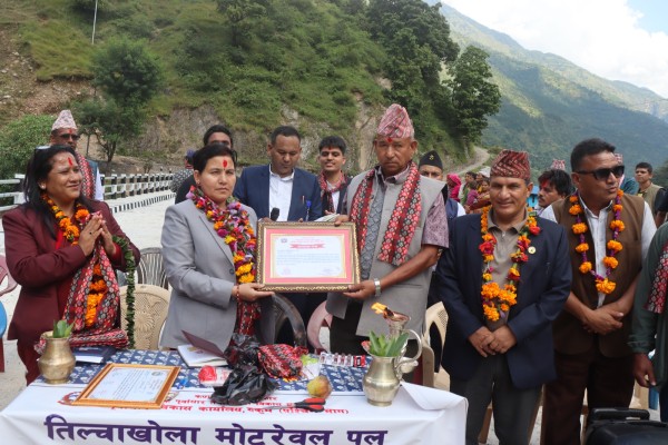 समयअगावै पुल सम्पन्न, ठेकेदारलाई मन्त्रीको सम्मान