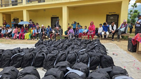 बाँफिकोटका १३५ विद्यार्थीलाई वर्षभरि पुग्ने शैक्षिक सामग्री प्रदान