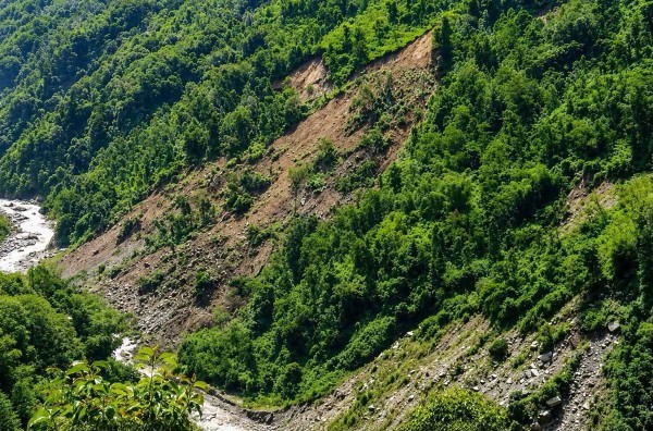पहिरोले चार घर जोखिममा, पाँच परिवार विस्थापित