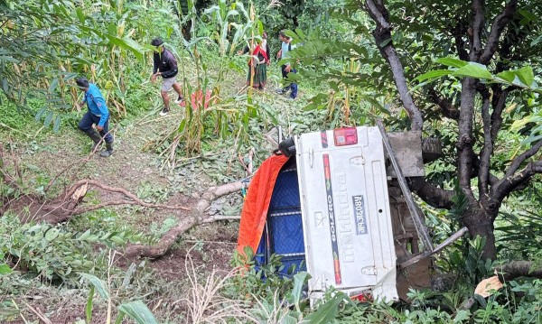 स्यालापाखाबाट खलंगा आउँदै गरेको गाडी दुर्घटना, ७ जना घाइते