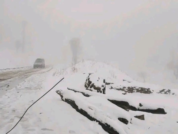 हिमपातका कारण मध्यपहाडी लोकमार्ग अवरुद्ध