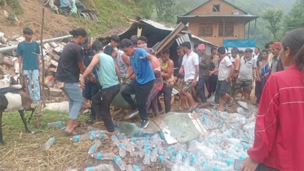 त्रिवेणी २ सिम्रुतुमा मिनि ट्रक दुर्घटना दुई जना गम्भीर घाइते