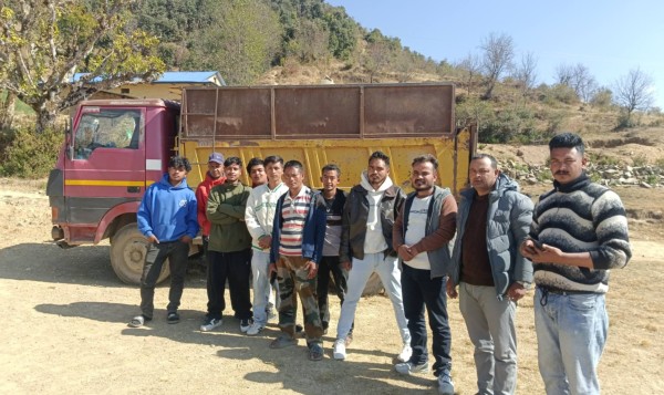 मुसिकोट ६ का युवाले फोहोर फाल्न गएको नगरपालिकाकाे टिप्पर र जेसिबि नियन्त्रणमा लिए  