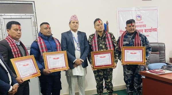 निर्वाचन सफल पारेको भन्दै रुकुम पश्चिमका सुरक्षा निकायका प्रमुखलाई प्रशासनको सम्मान 