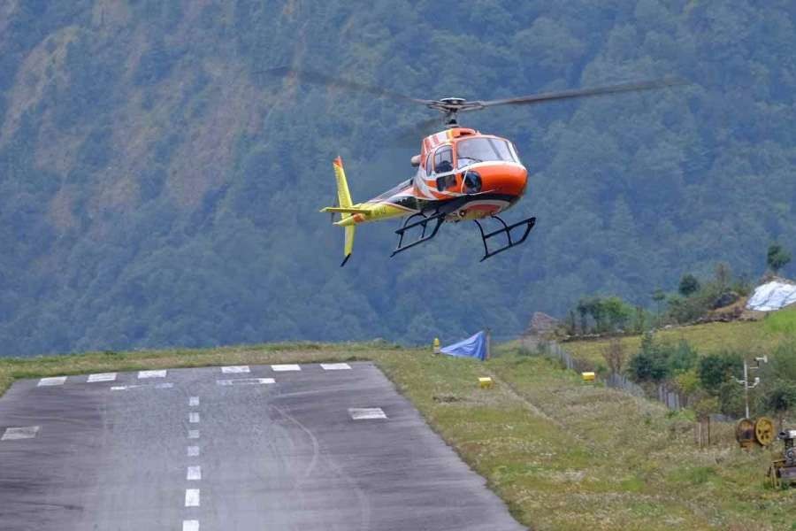 स्यावाङकी एक सुत्केरी  महिलालाई  हेलिकप्टर मार्फत उद्धार गरी सुुर्खेत  पठाइयो 