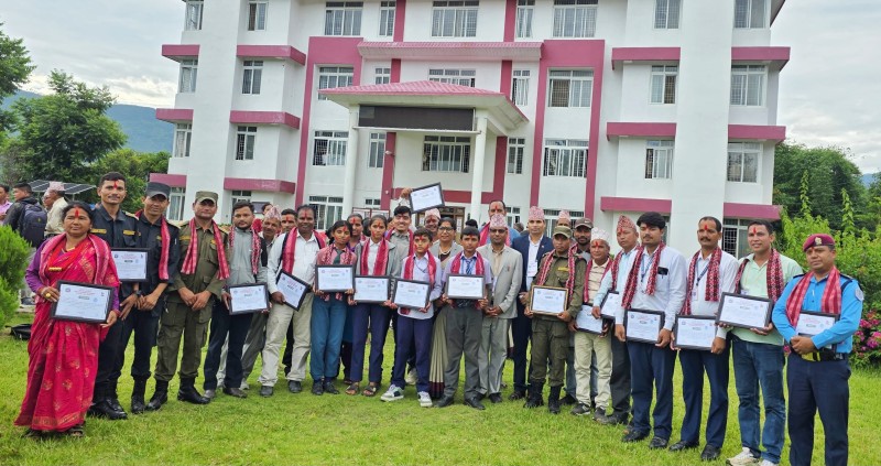 चौरजहारीको २१ औँ नगर सभाको अवसरमा २२ व्यक्ति र तीन संस्था सम्मानित 