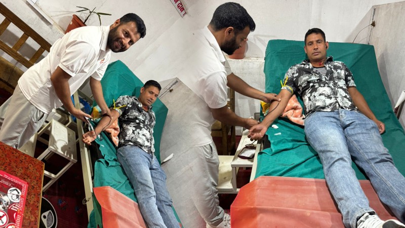 जिल्ला अस्तालका कर्मचारी खड्काद्वारा जन्मदिनको अवसरमा रक्तदान