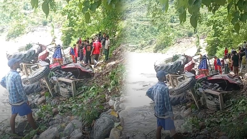 रूकुम पश्चिमकाे आठबिसकाेटमा ट्याक्टर ठुलीभेरी नदीमा खस्याे
