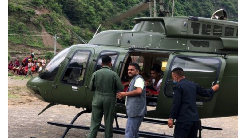 आठबिसकाेटबाट गर्भवती महिलालाई हेलिकप्टर मार्फत सुर्खेत लगियो