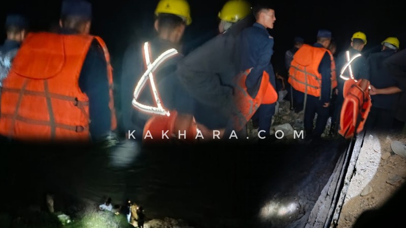 आठबिसकाेटमा ठुली भेरी नदीमा टिप्पर खस्यो, तीन जना बेपत्ता