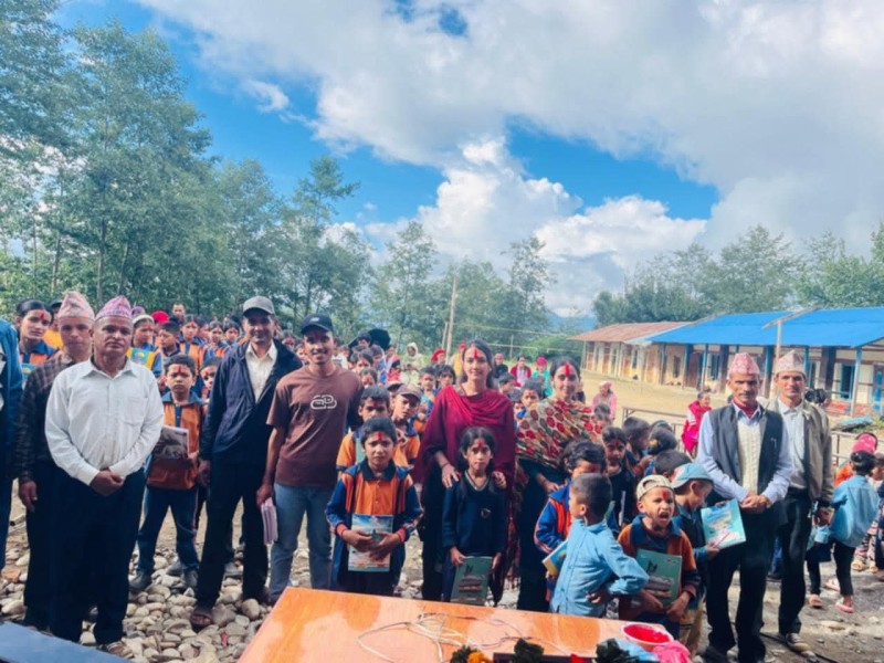 स्वर्गीय राधाकाे पहिलाे स्मृतिमा शैक्षिक सामग्री वितरण