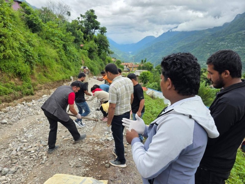 वाइसीयलकाे श्रम तथा उत्पादन अभियान: बाँफिकाेटमा सडक सफाइ