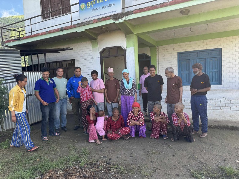 युवा व्यवसायी बोहराद्वारा जन्मदिनको अवसरमा आश्रमलाई कपडा सहयोग