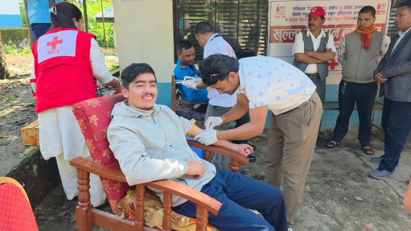 संविधान दिवसको अवसरमा जिल्ला अस्पताल सल्लेमा रक्तदान