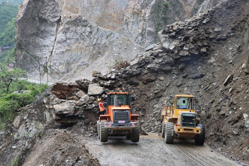 वर्षाले नौ राजमार्ग अवरुद्ध