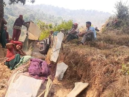 गलमपाटीको मुख्य बाटोमा स्लेट विछ्याइदै