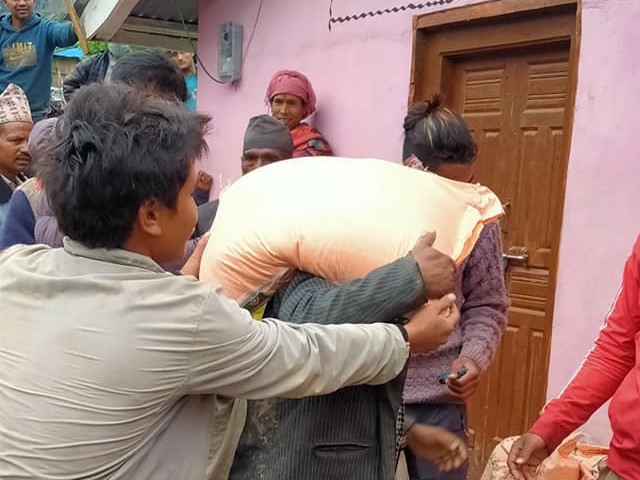 ढुवानी अनुदानमा चामल वितरण