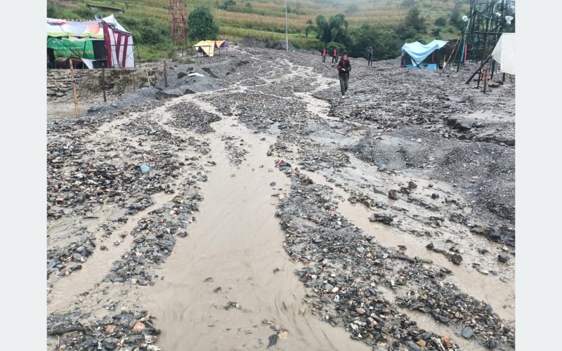 बाढीले मध्यपहाडी लोकमार्ग अवरुद्ध