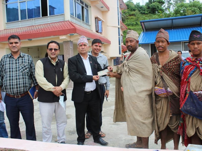 दशैं मान्न राउटेलाई मुसीकाेटकाे सहयाेग