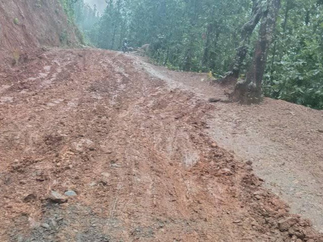 लगातारको वर्षाले बाँफिकाेटका स्थानीय सडक अवरुद्ध