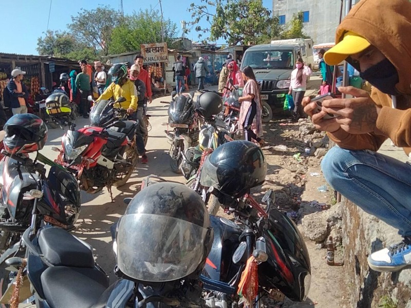 इन्धनको मुल्य वृद्धिको विरोधमा रुकुम पश्चिममा १ घण्टा चक्का जाम 