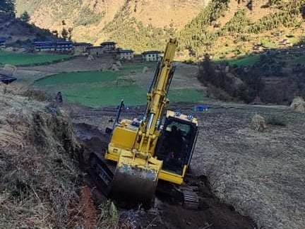 सडक खन्न थाल्यो हेलिकोप्टरबाट पुर्याइएको डोजरले