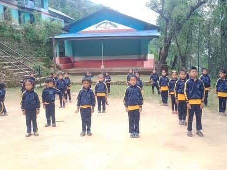 अढाइ सय बिद्यार्थीलाई निःशुल्क पोसाक वितरण