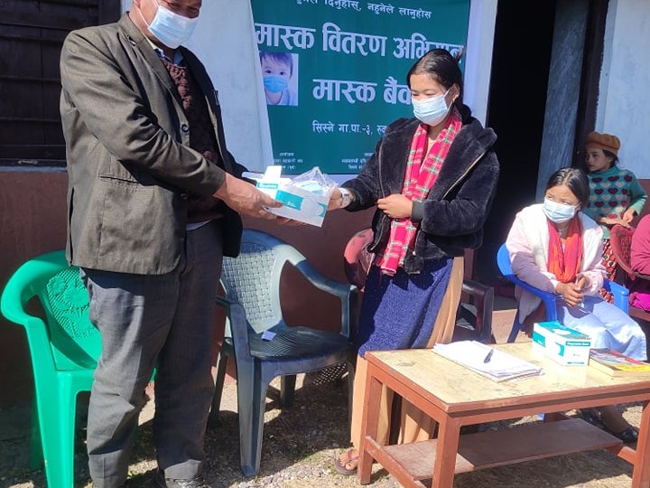 सहकारी संघद्धारा मास्क वितरण