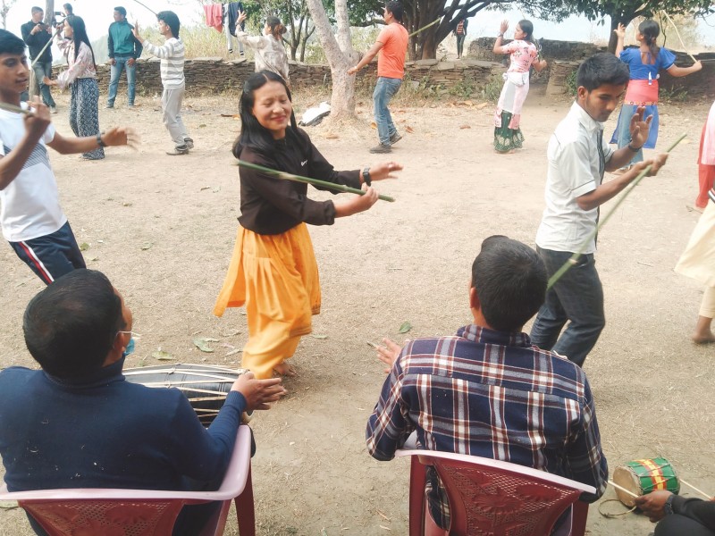 चौरजहारीमा युवाहरुका लागि मयूर नाच प्रशिक्षण सुरु 